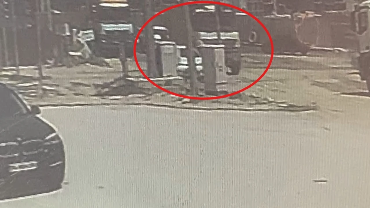 Kaza yapan araçların altında ezilmekten son anda kurtuldu