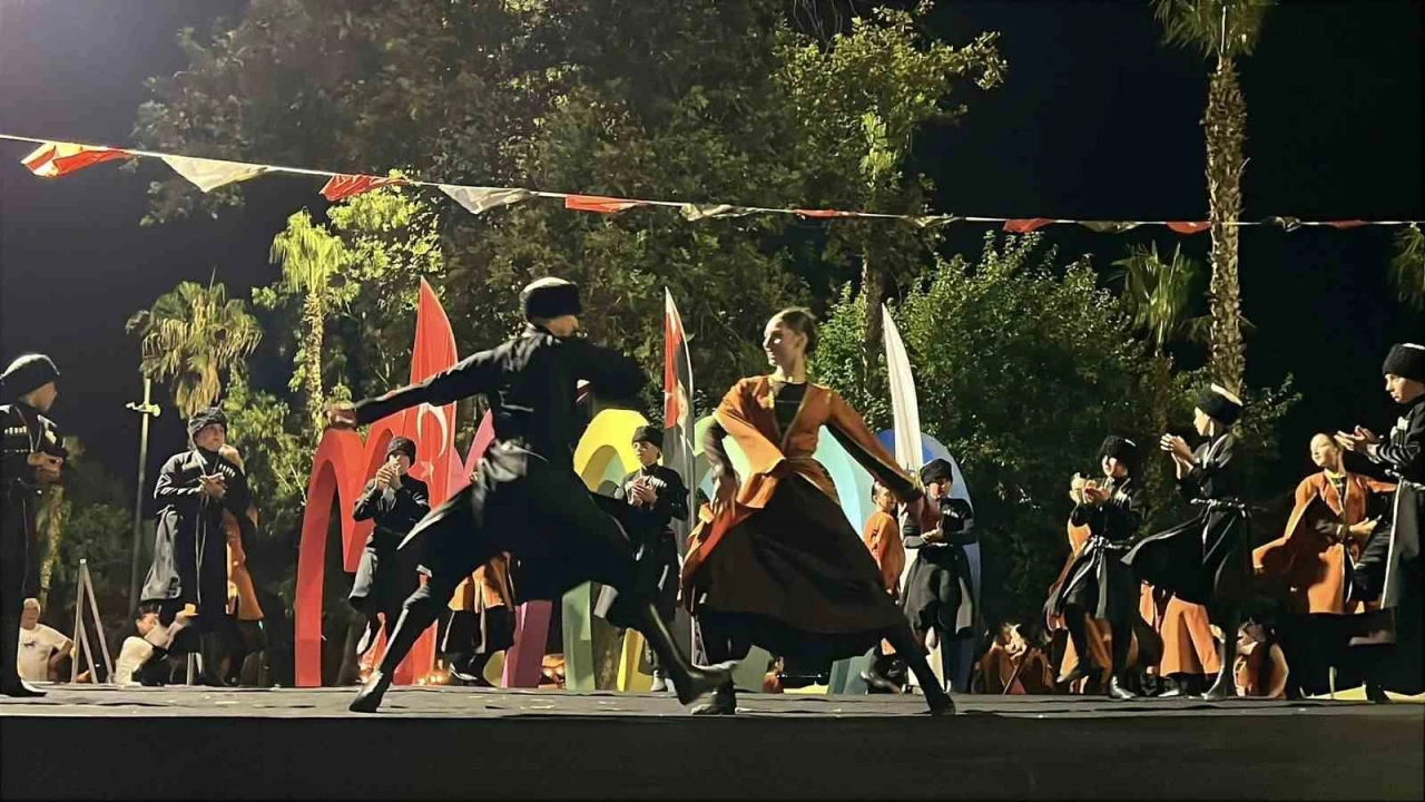 Kemerde Gürcü dans topluluğunun gösterisi izleyenleri hayran bıraktı