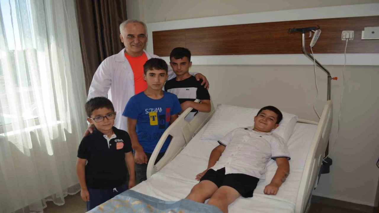 Kemik kısalığı olan Efenin önce sağ kolu uzatıldı şimdi ise sol kolu için tedavi görüyor