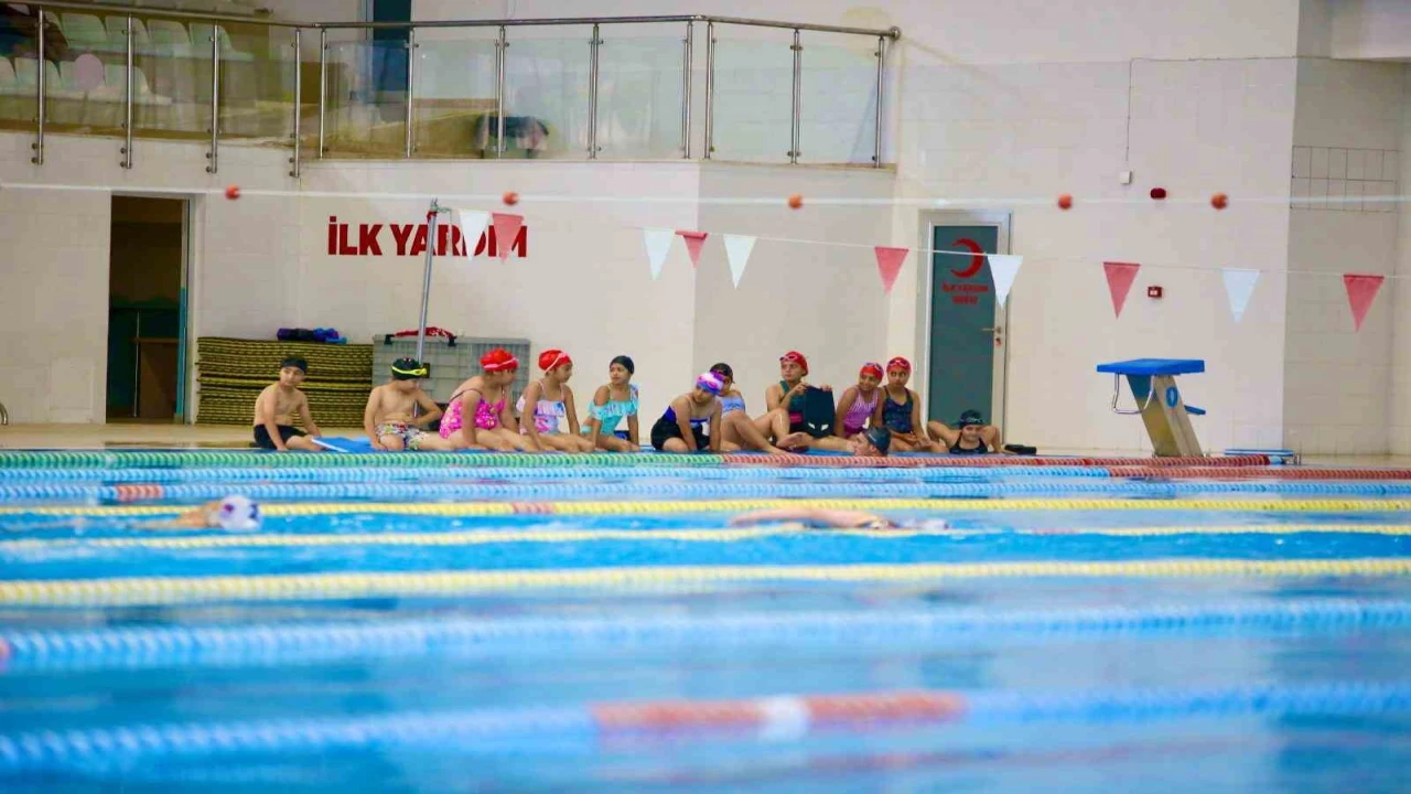 Kepez Belediyesi, 7den 70e yüzme eğitimi veriyor