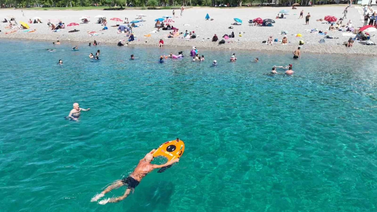 Konyaaltı Sahilinde İnsansız Robot Cankurtaran iş başında