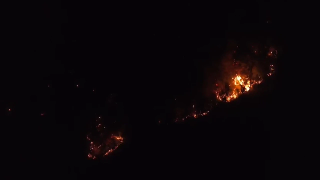 Kozandaki yangın kontrol altına alındı: 2si ev 3 yapı zarar gördü