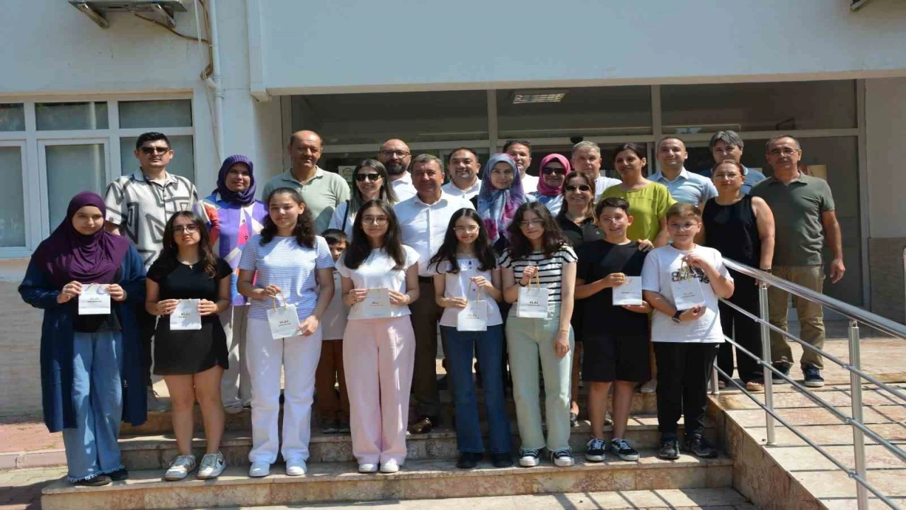 LGSde başarı elde eden öğrenciler altın ile ödüllendirildi