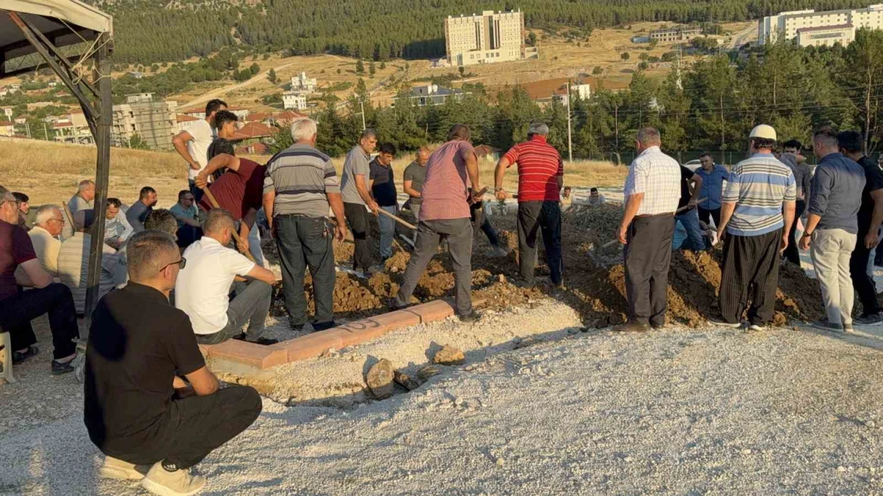 Lunapark çıkışı aracın çarpması sonucu hayatını kaybeden baba-oğul toprağa verildi