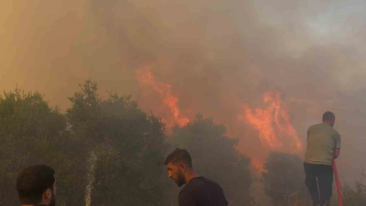 Mahallede çıkan yangın paniğe neden oldu: Vatandaşlar ve itfaiye alevlere karşı mücadele etti