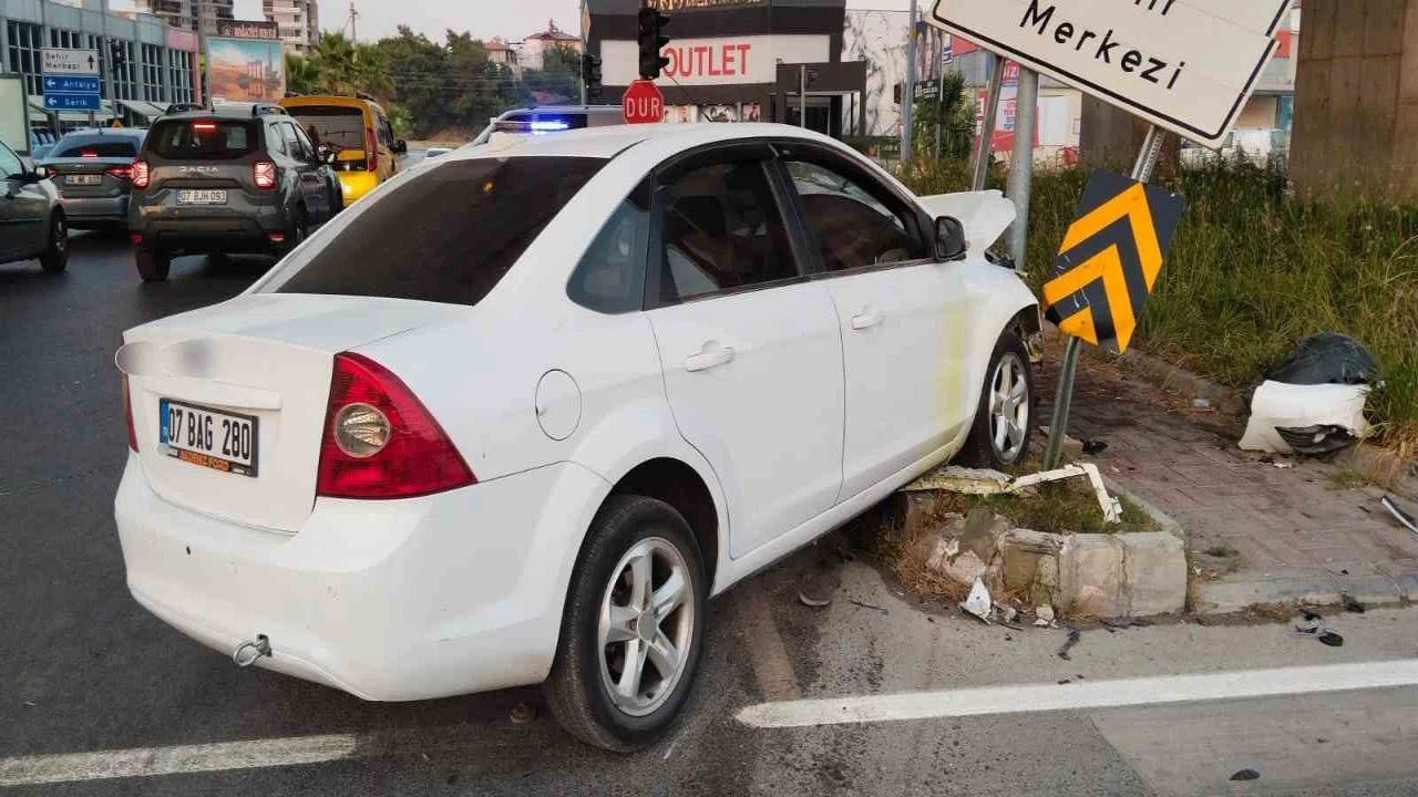 Manavgatta iki otomobil kavşakta çarpıştı: 1 yaralı