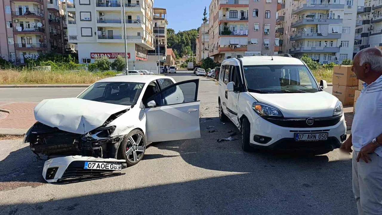 Manavgatta otomobil ile hafif ticari araç çarpıştı: 1 yaralı