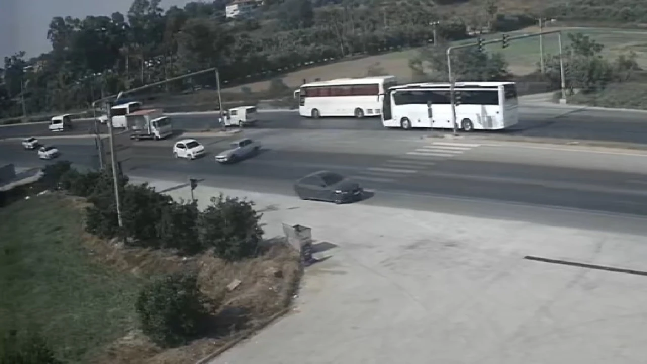 Manavgatta otomobilin U dönüşü sonrası kaza anı kamerada