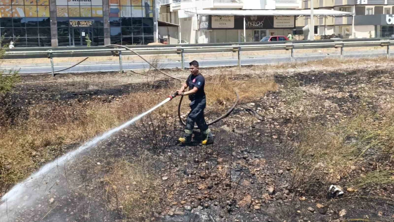 Manavgatta söndürülmeden atılan sigara sazlık yangınına neden oldu