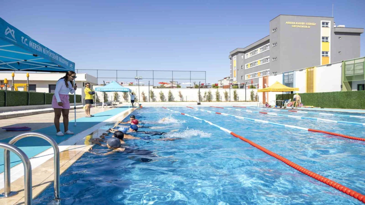 Mersinde 7den 70e herkes eğlenerek yüzme öğreniyor