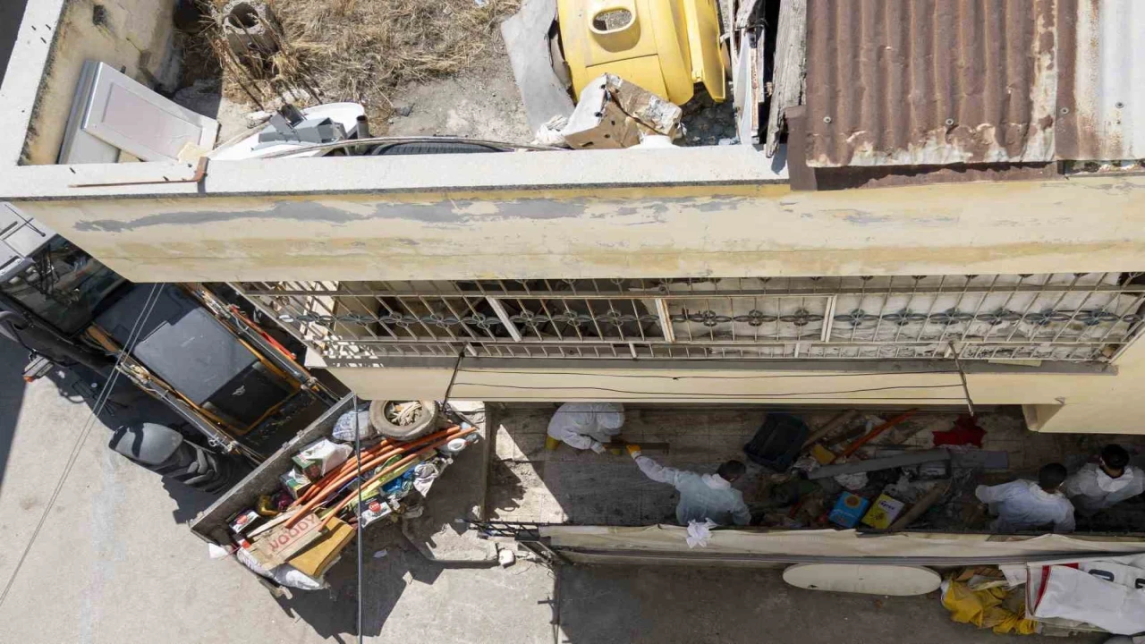 Mersinde çöp ev temizlendi, 10 kamyon çöp çıkarıldı