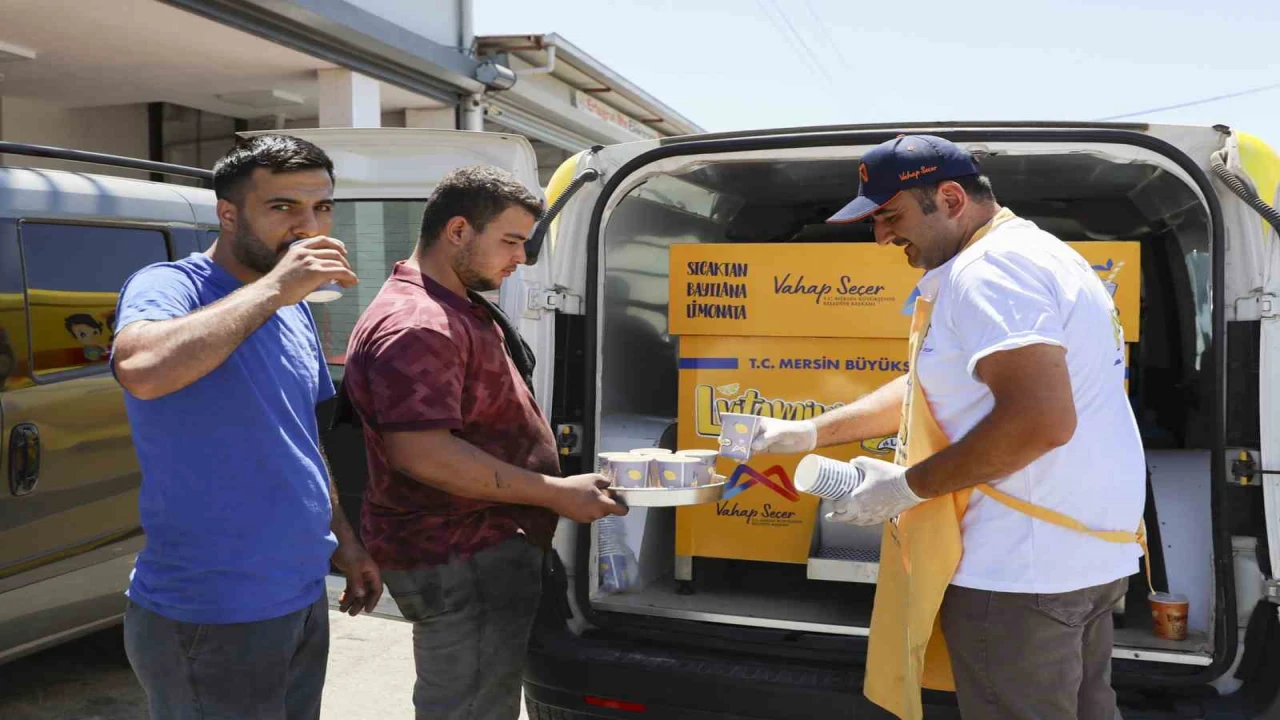 Mersinde emekçilere 120 bin bardak limonata dağıtıldı