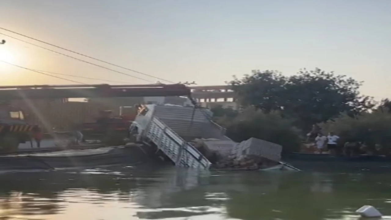 Mersinde freni patlayan kamyon sulama havuzuna düştü