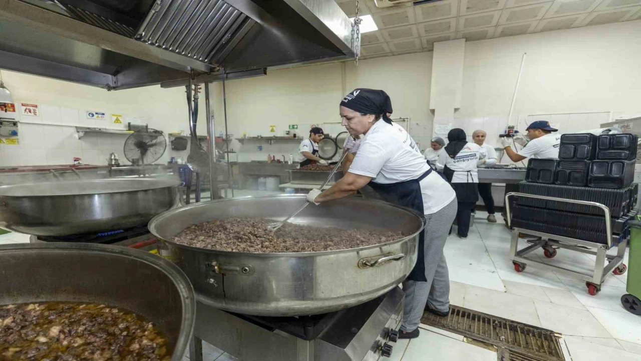 Mersinde her gün bin 900 haneye sıcak yemek ulaştırılıyor
