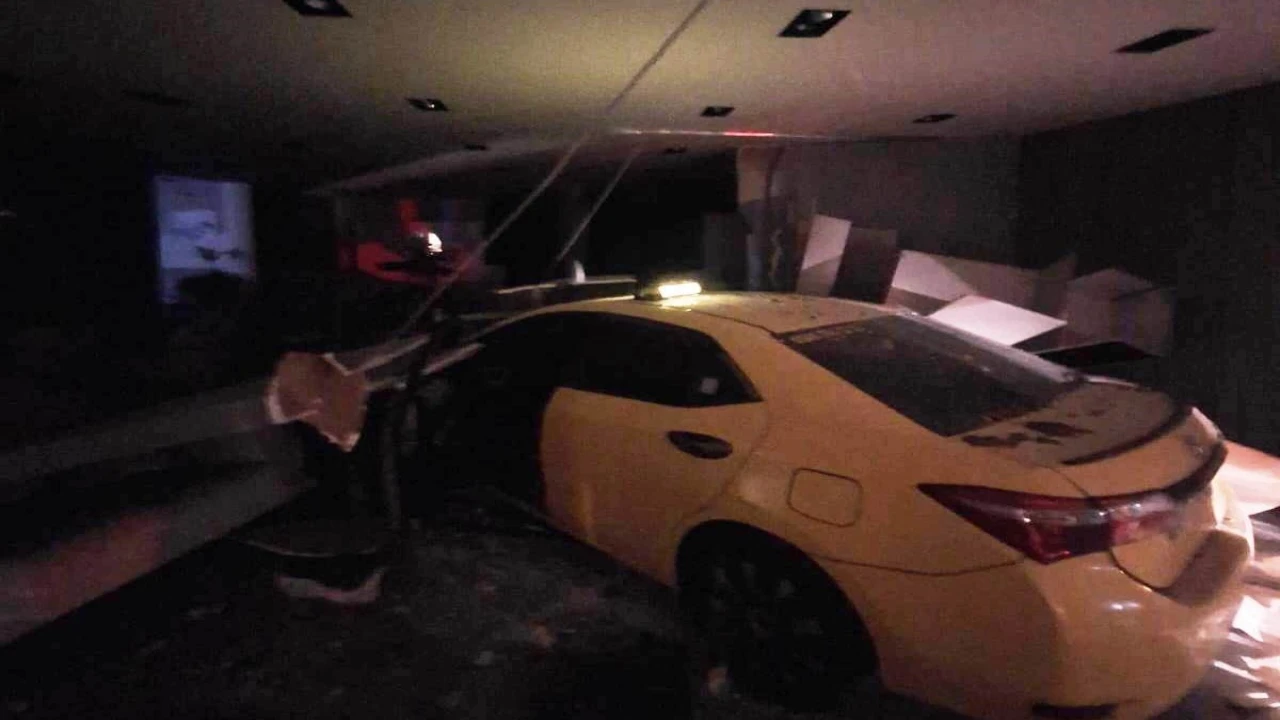 Mersinde kontrolden çıkan ticari taksi mağazaya daldı