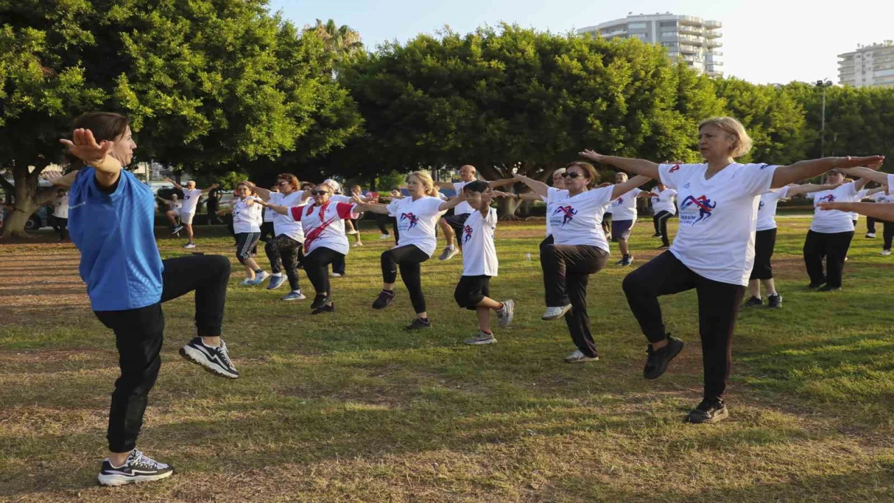 Mersinde sabah sporları deniz kenarında yoğun ilgiyle devam ediyor
