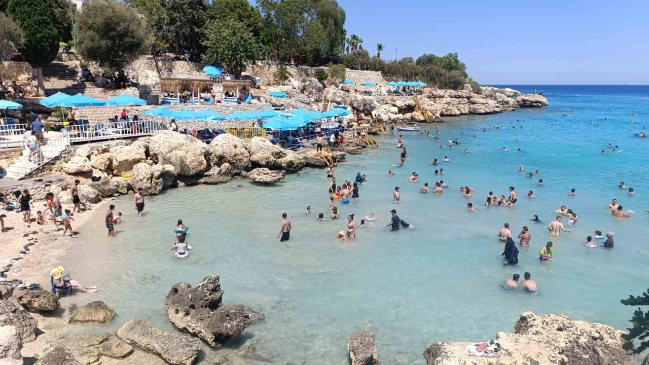 Mersinde sıcaklıklar arttı, sahillerde yoğunluk yaşandı