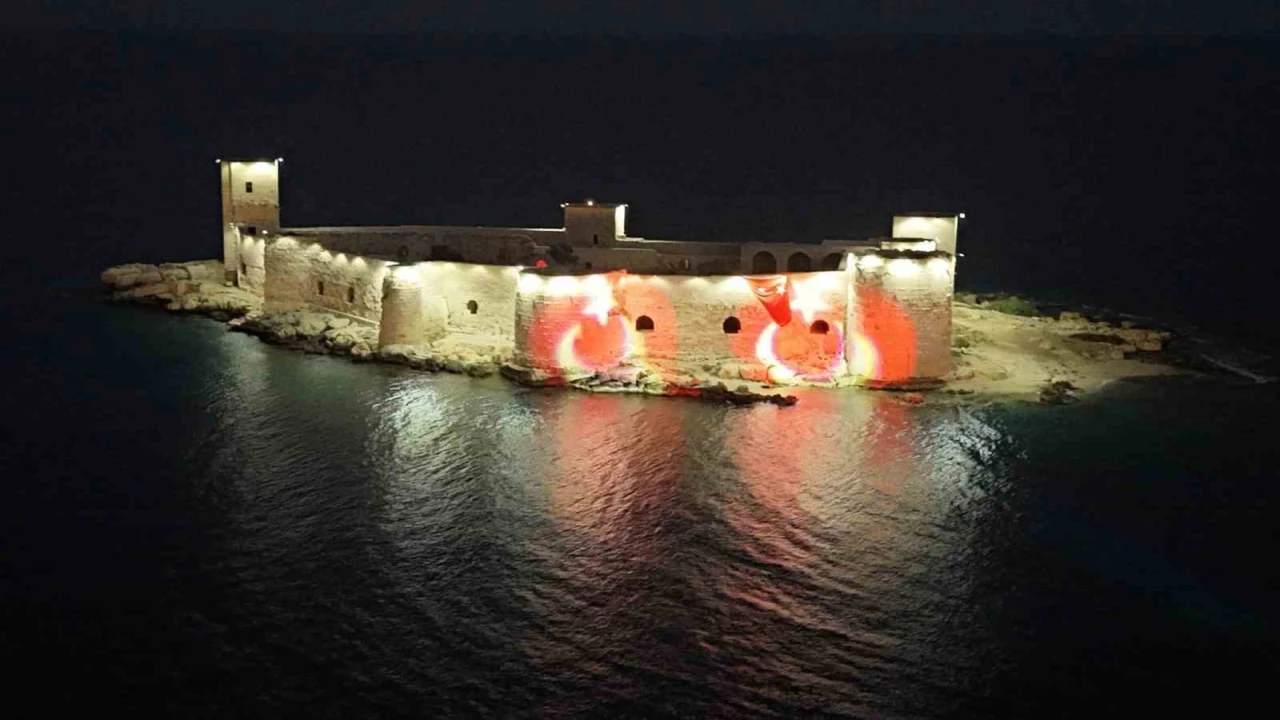 Mersinin simgesi Kızkalesi Ay Yıldızla aydınlandı