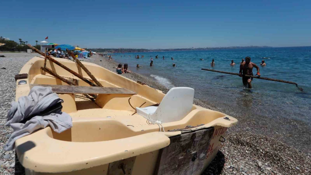 Metal çıkarmak için denize daldı, batmış tekneyi bulup kıyıya çıkardı