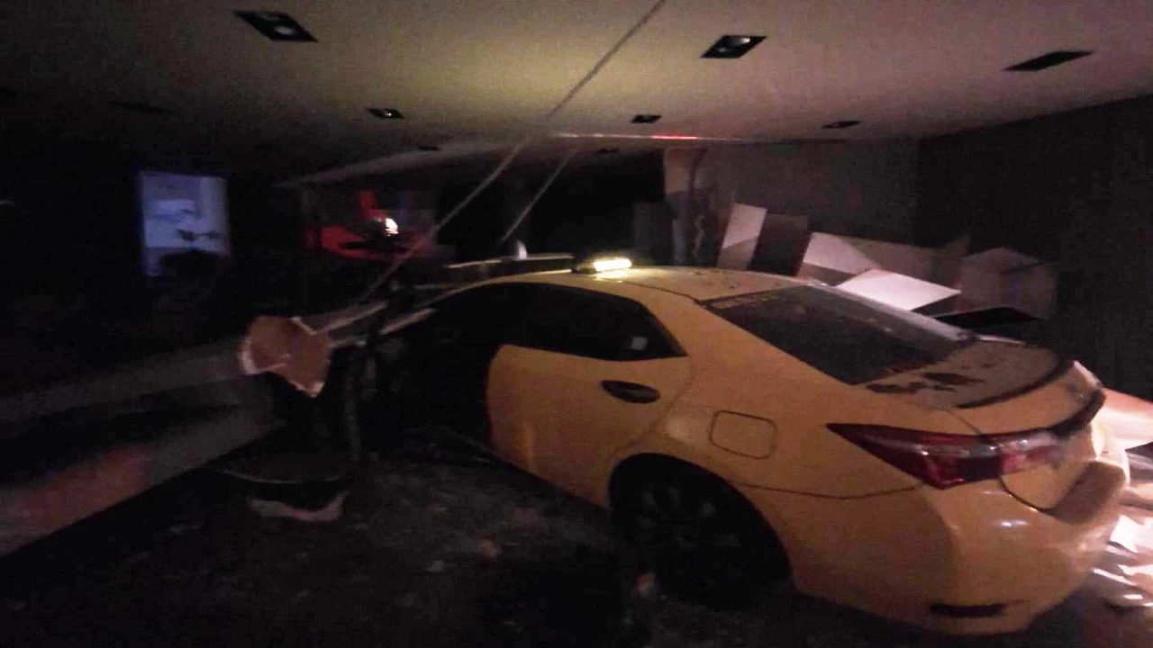 Motosiklete çarpan ticari taksi mağazaya daldı: 1 yaralı