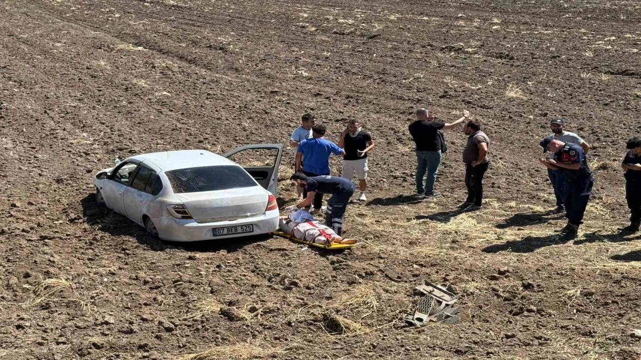Osmaniyede direksiyon hakimiyetini kaybeden sürücü tarlaya uçtu