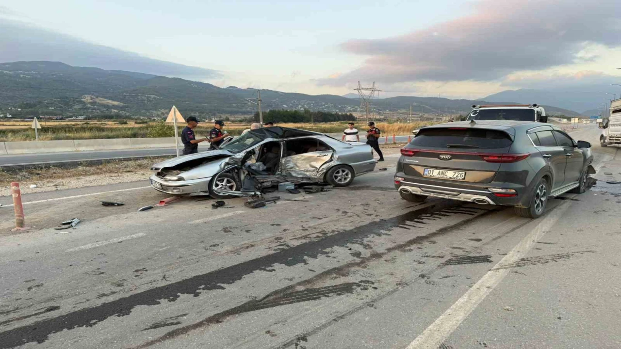 Osmaniyede iki otomobil çarpıştı: 2 yaralı