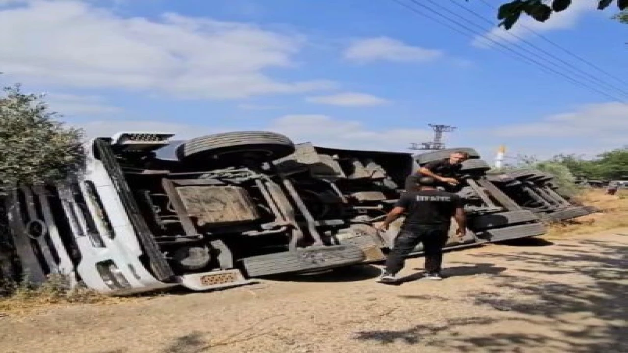 Osmaniyede kontrolden çıkan tır devrildi: 2 yaralı