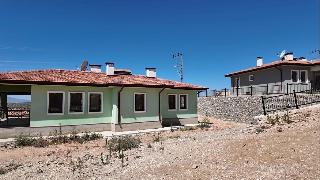 Osmaniyede yapımı tamamlanan 89 köy evinin anahtar teslimi yapıldı