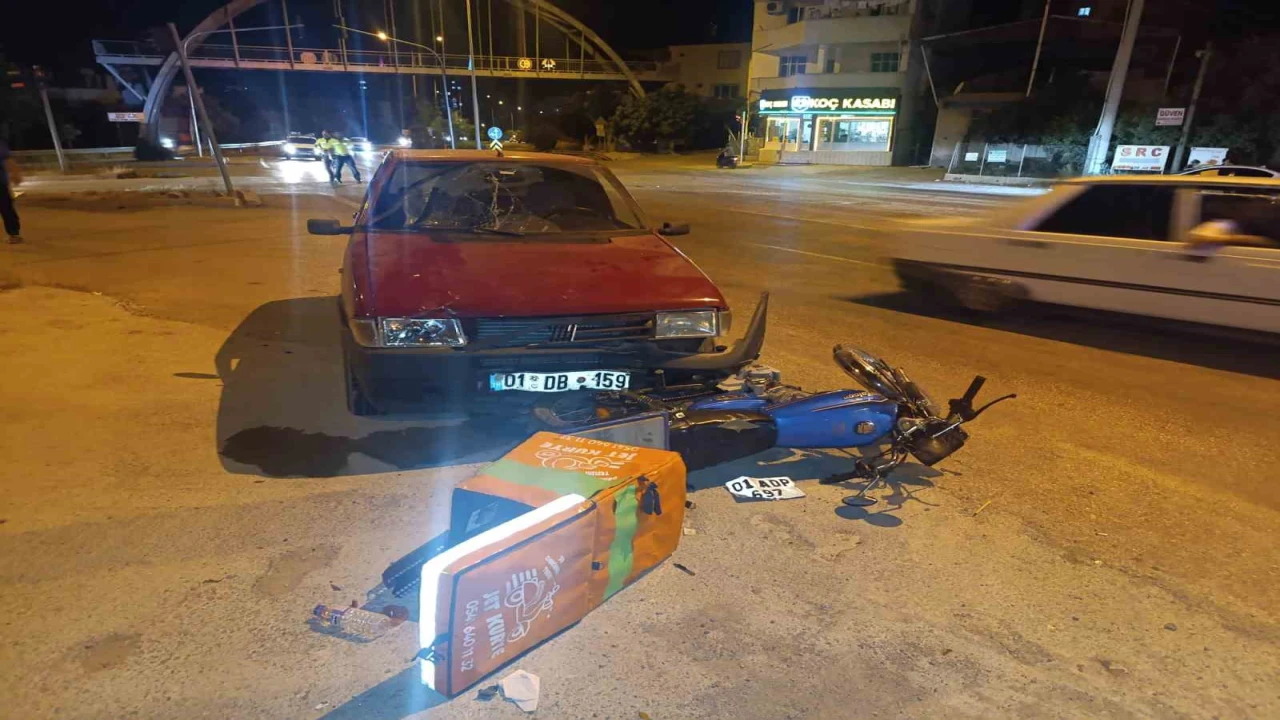 Otomobil motosiklete çarptı, o anlar kamerada