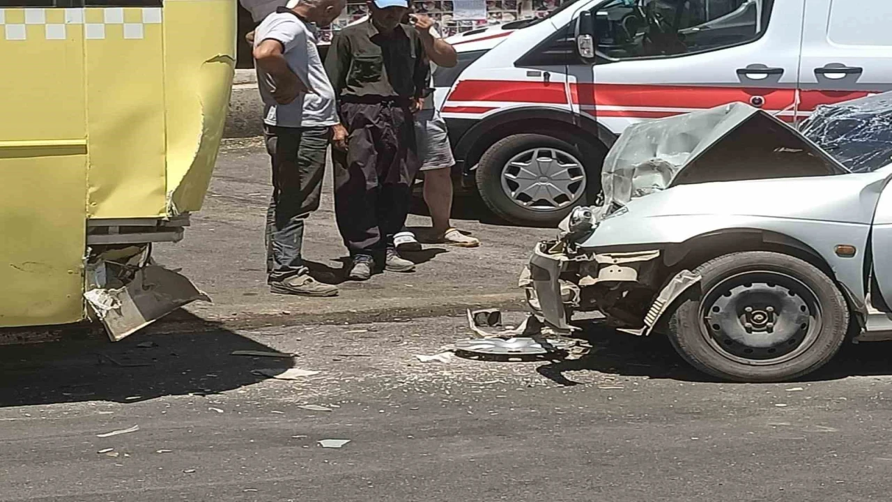 Otomobil otobüse çarptı: 2 yaralı