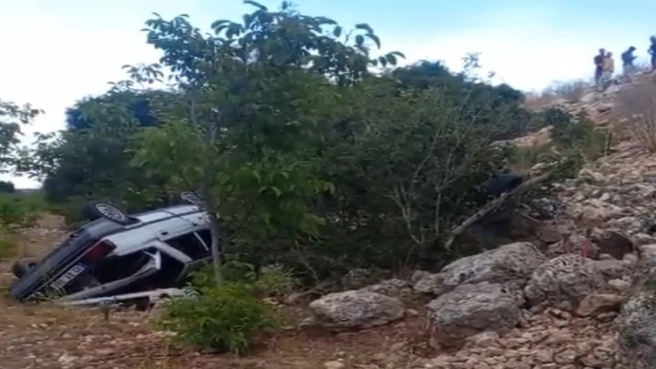 Otomobil şarampole yuvarlandı: 3 yaralı