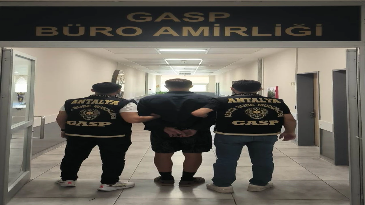 Oyuncak tabanca ile iş yeri soymaya çalıştı