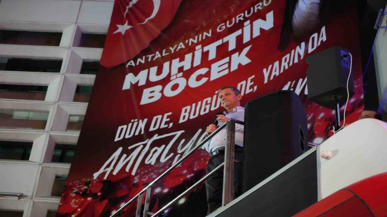 Özgür Özelden Antalyada miting