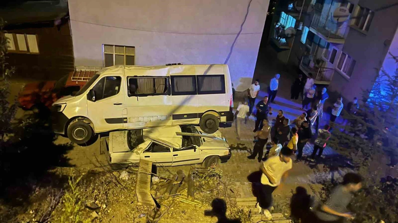 Park halindeki minibüs, otomobilin üzerine düştü