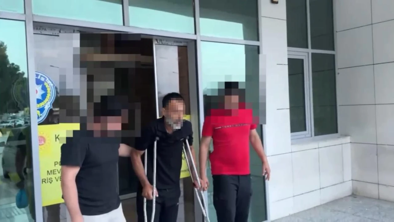 Polisi gören torbacı damdan atlayıp ayağını kırdı