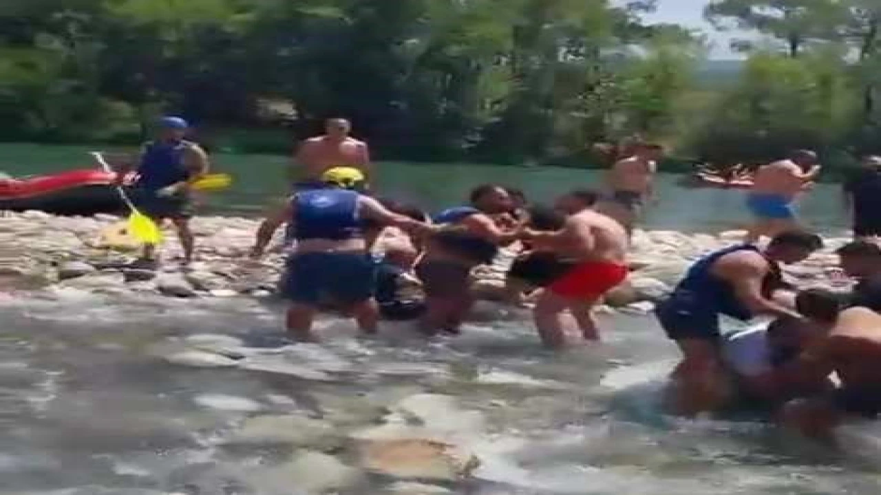 Rafting merkezinde can yeleği giyme tartışması kürekli kavgaya dönüştü