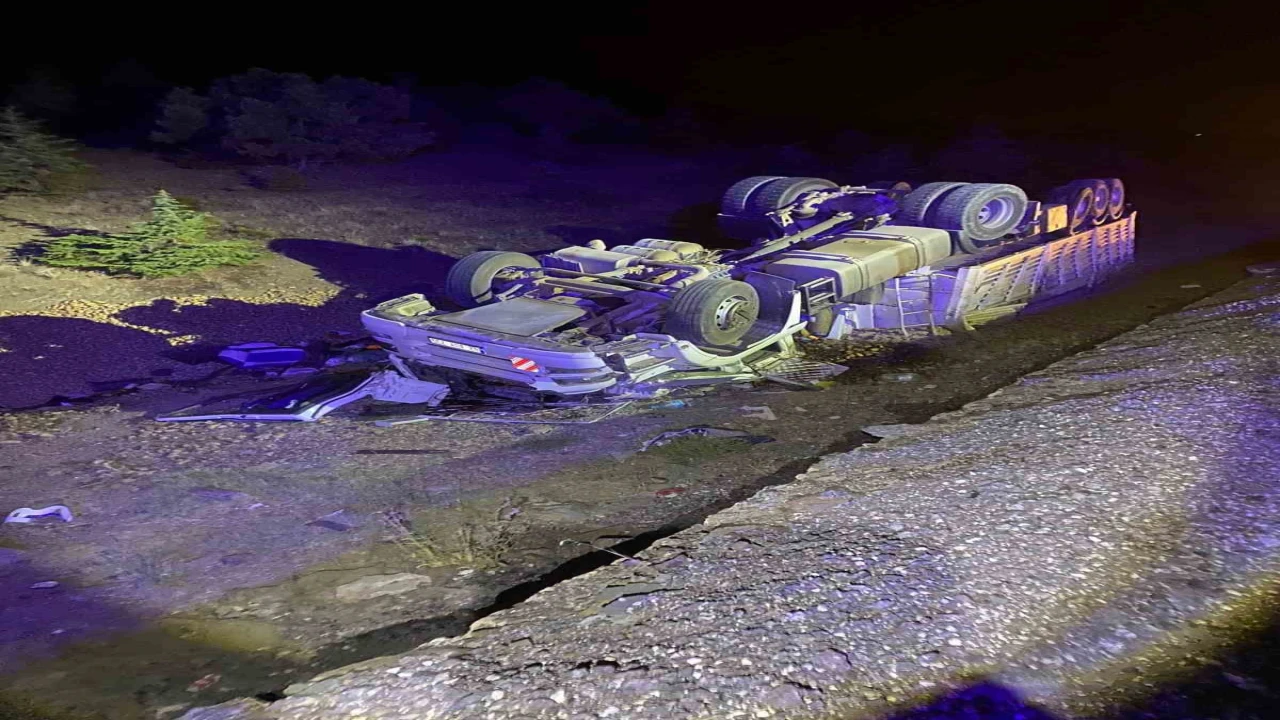 Şarkikaraağaçta devrilen tırın sürücüsü yaralandı