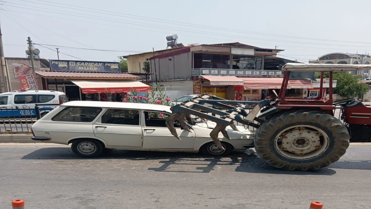 Tarsusta otomobil traktöre arkadan çarptı: 2 yaralı