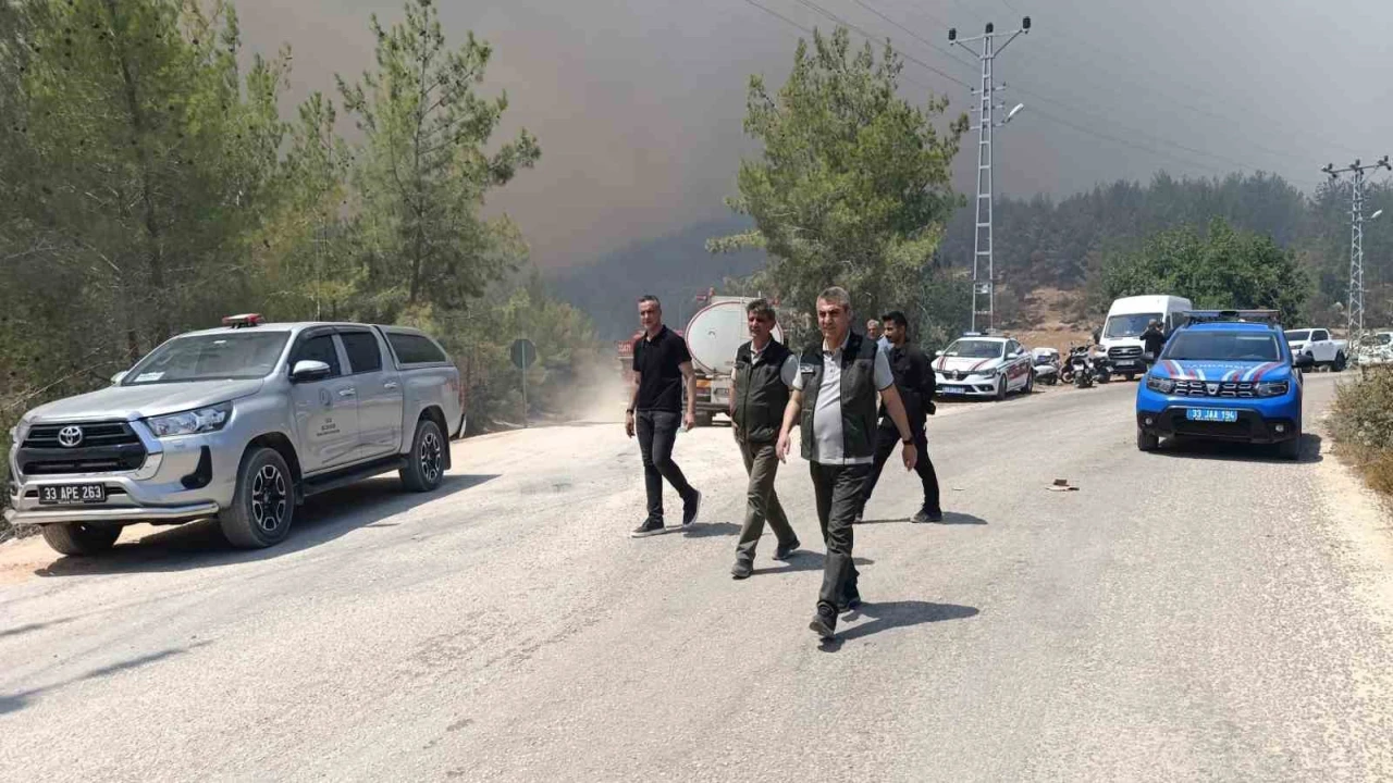 Vali Toros, Silifkedeki yangın söndürme çalışmalarını yakından takip etti