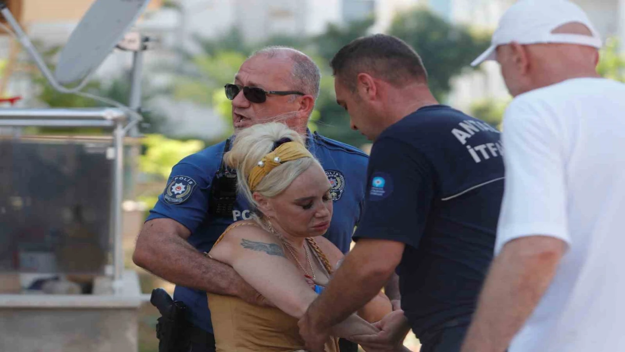 Yanan evini gören kadın baygınlık geçirdi, kedisi oksijen maskesiyle kurtarıldı