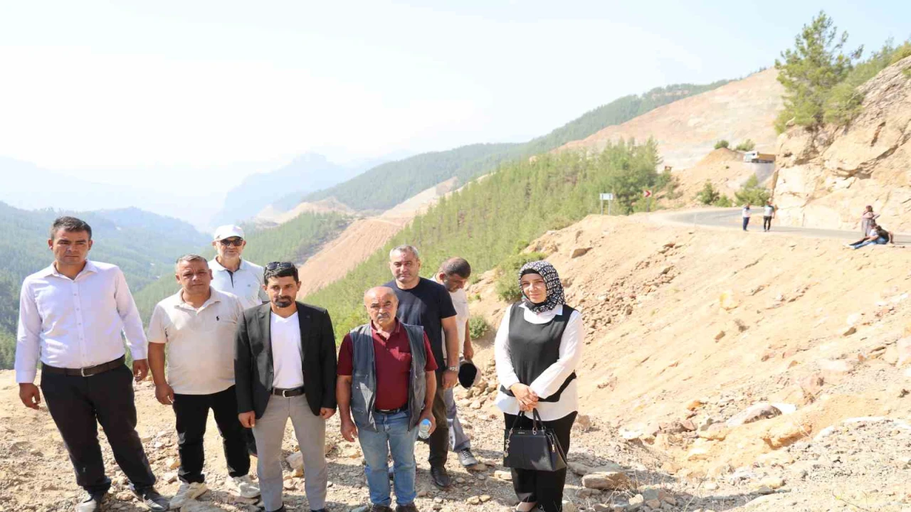 Adanada 5 kişinin öldüğü yolda, muhtarlar nöbet tutan ailelere destek verdi