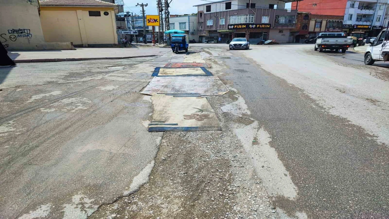 Adanada belediyenin yapmadığı yola esnaftan ilginç çözüm: Yola asflat yerine halı serildi