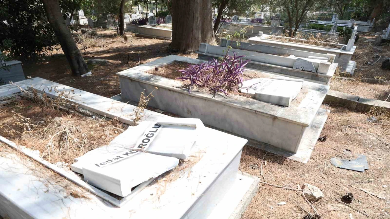 Adanada mezar taşları tahrip edildi