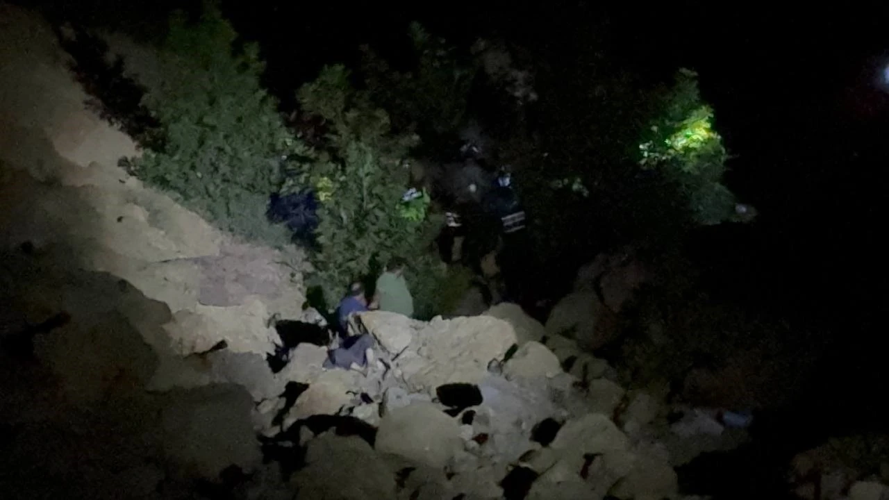 Adanada otomobil uçuruma yuvarlandı: 5 ölü