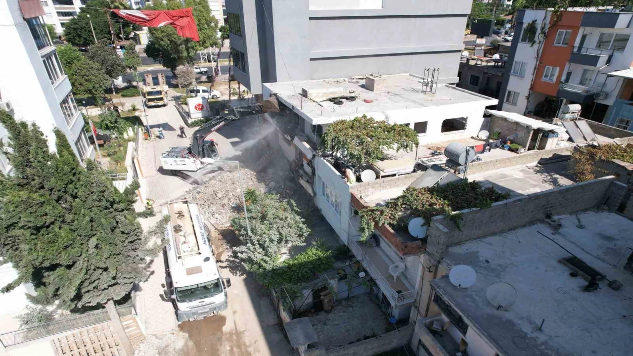 Akdenizde metruk yapılar yıkılıyor