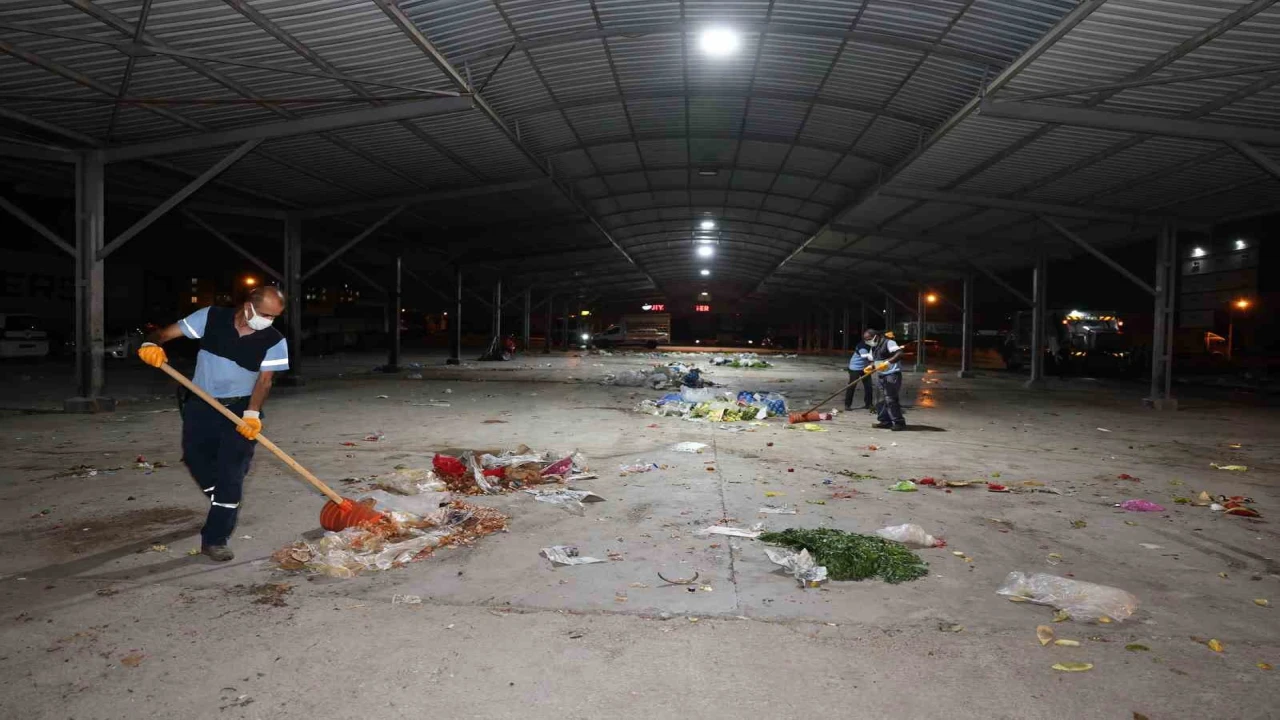 Akdenizde pazar yerleri yıkanıyor, çöp konteynerleri dezenfekte ediliyor