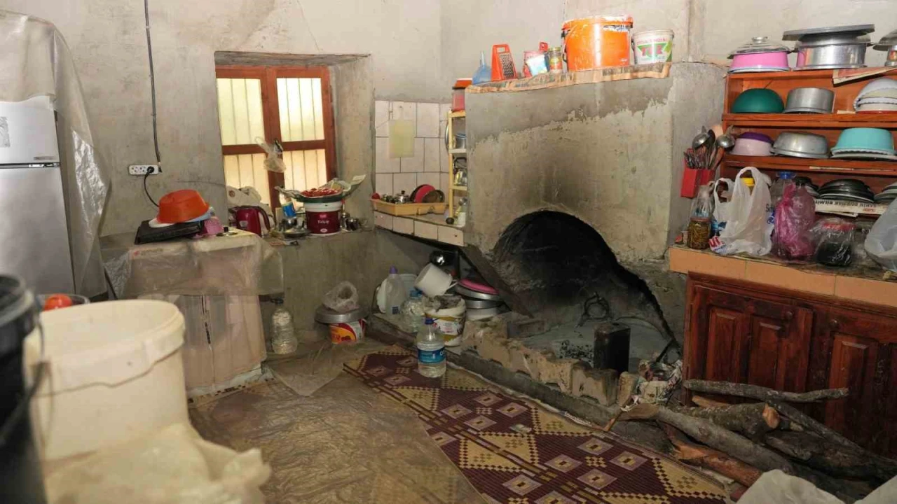 Alanya Belediyesinden yaşlı kadına konteyner ev desteği