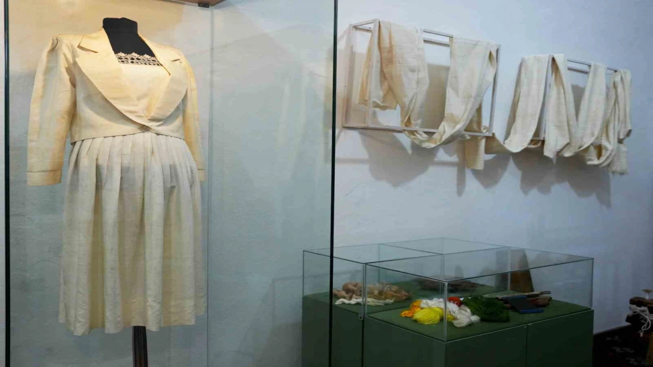 Alanyada ipeğin izinde sergisi, tarihi bedestende açıldı