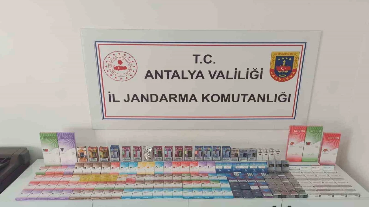 Alanyada kaçak sigara operasyonunda çok sayıda malzemeye el konuldu