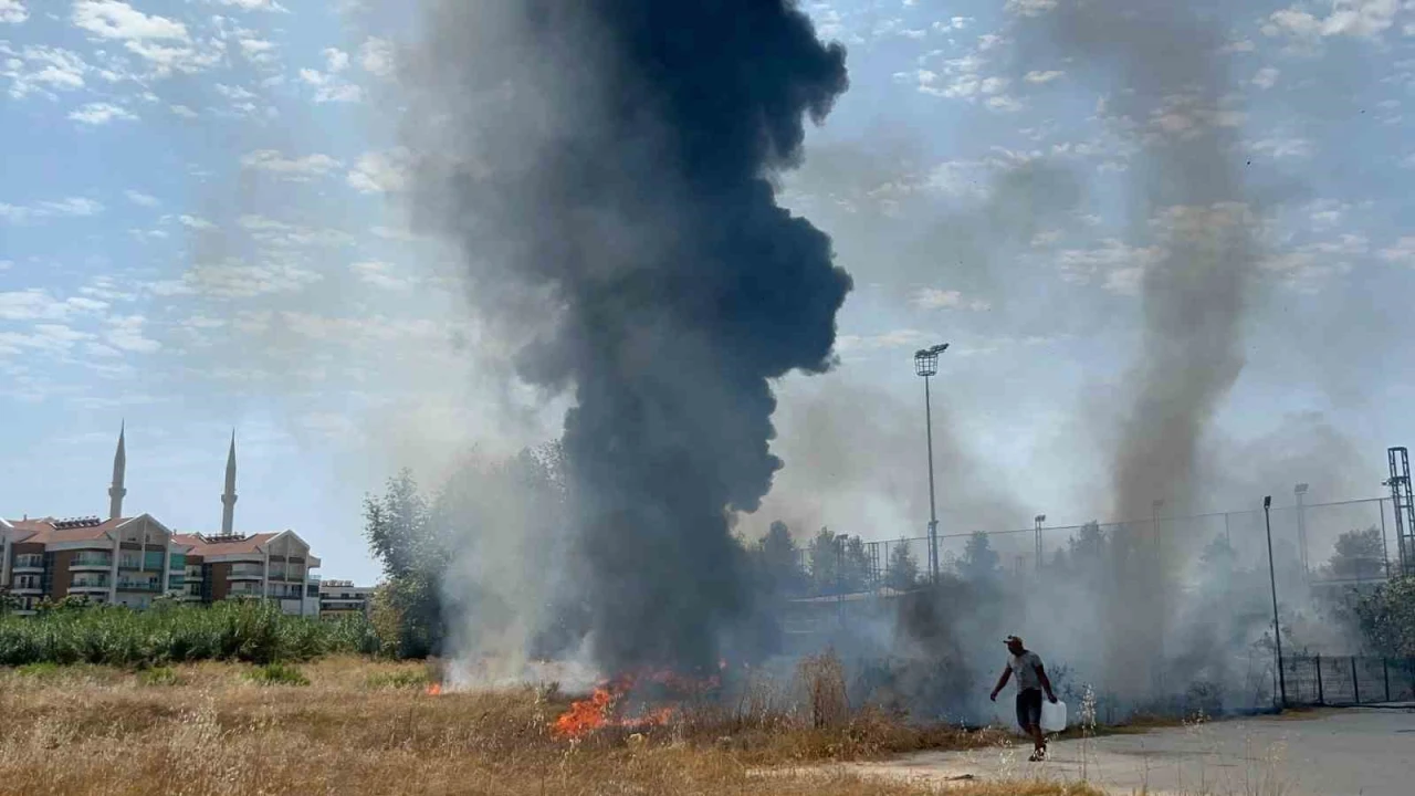Alanyada kaynak makinesinden sıçrayan kıvılcım yangına neden oldu